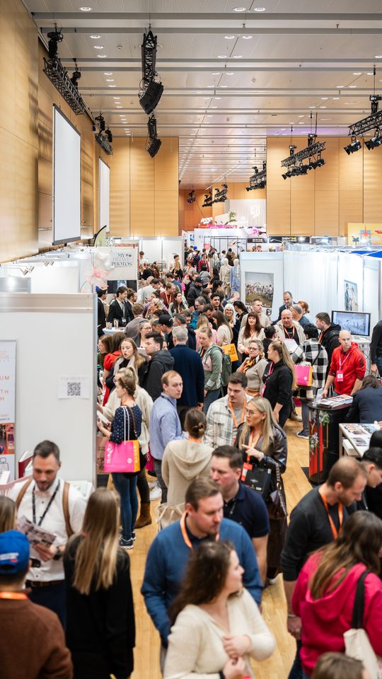 Besucherinnen und Besucher auf der TRAU DICH Hochzeitsmesse in der VIECON / Messe Wien